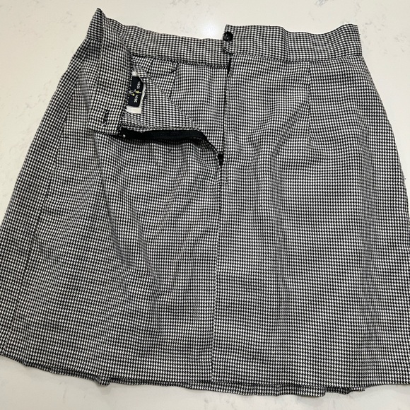 Chic Houndstooth Mini Skirt with Buckle Accents - Picture 7 of 7